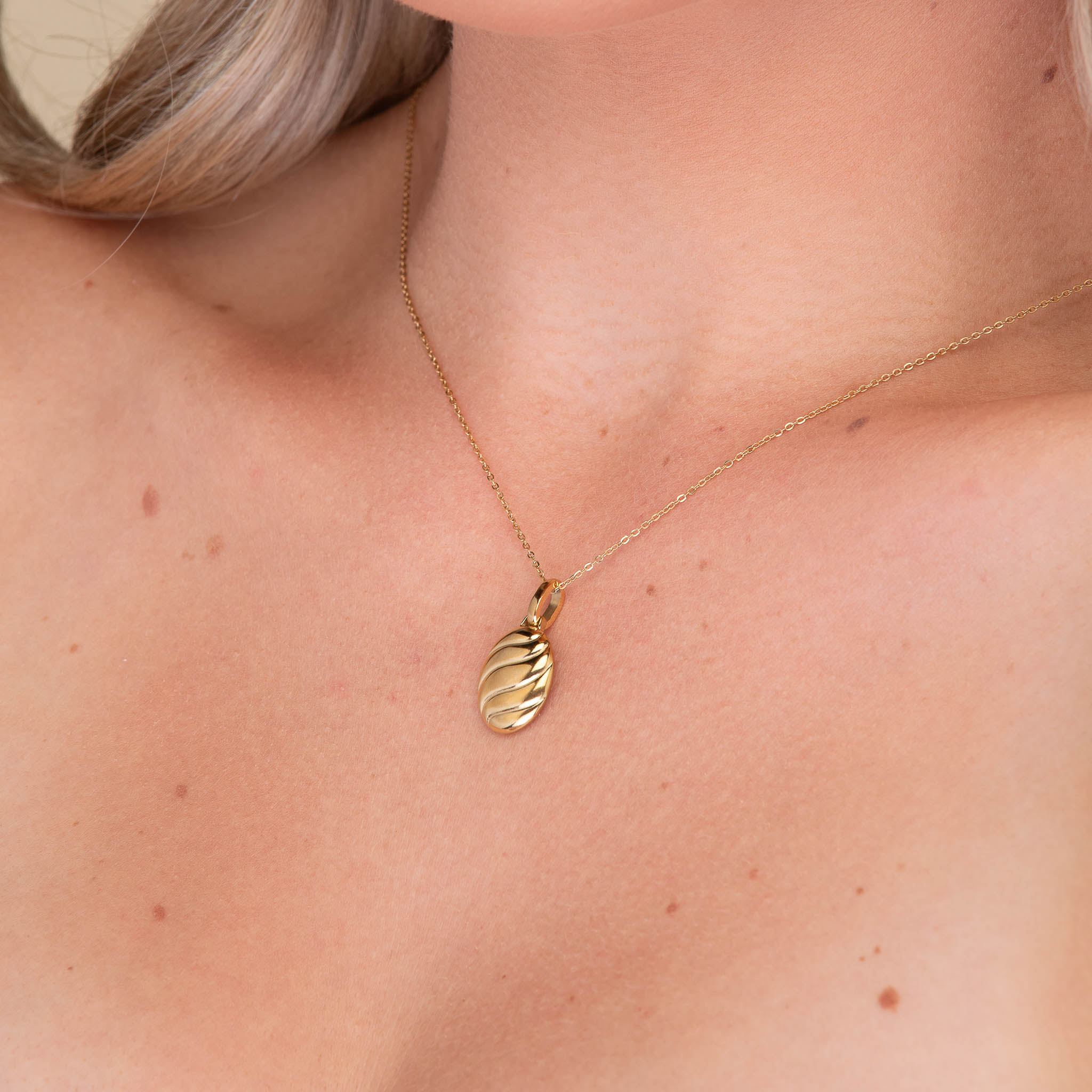 Croissant Dome Oval Necklace - Camile & Stone