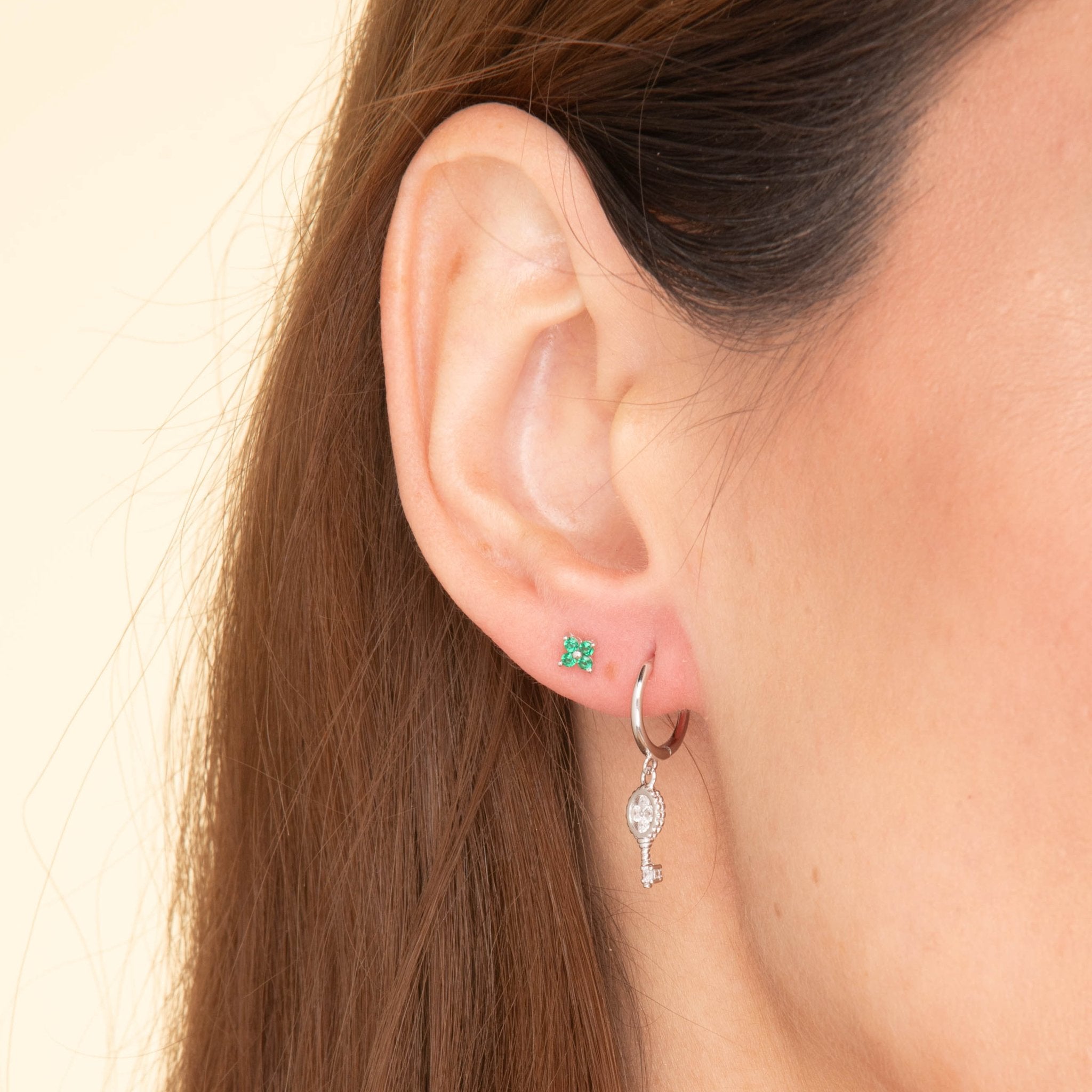 Emerald Clover Barbell Cartilage Earrings - Camile & Stone