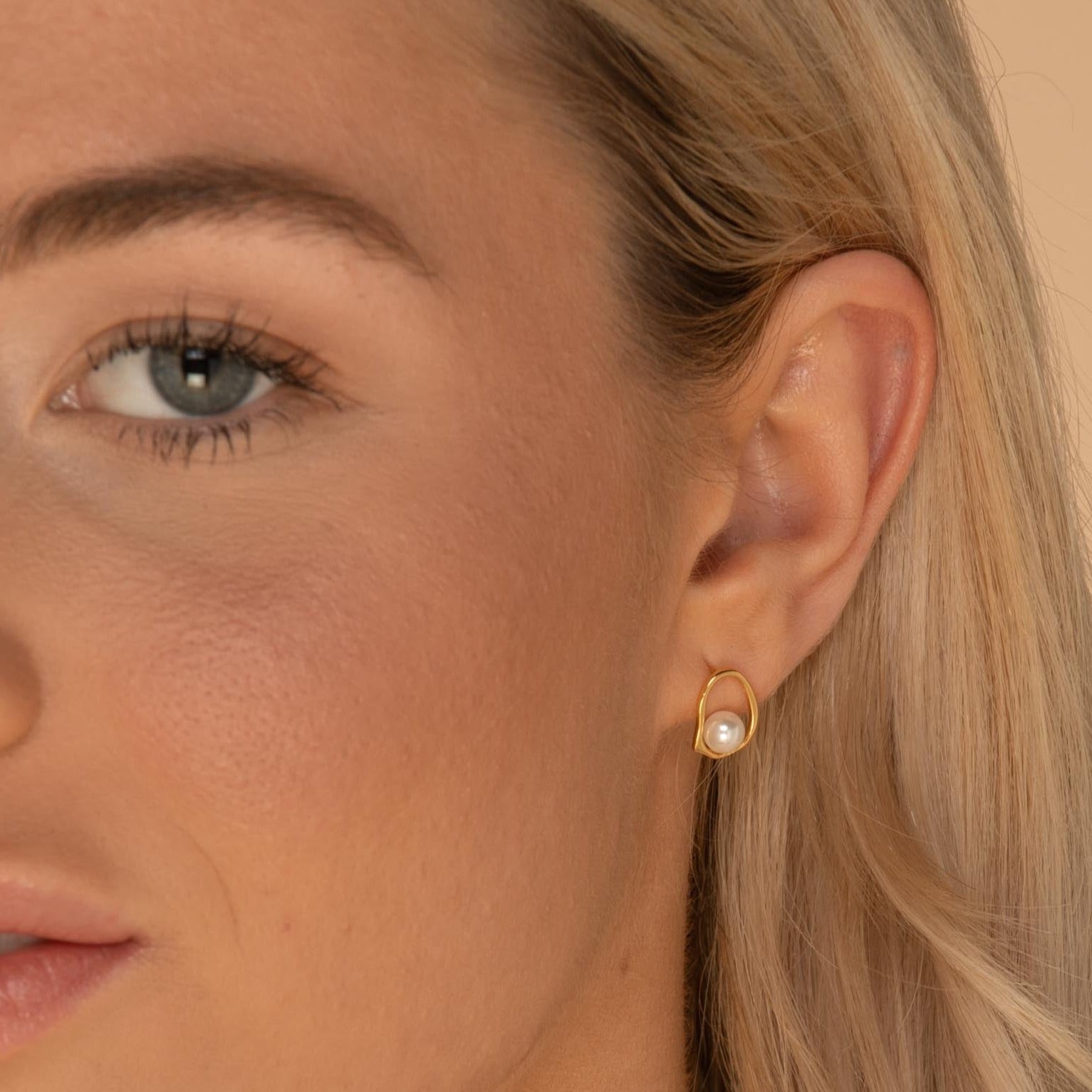 Floating Pearl Circular Stud Earrings - Camile & Stone